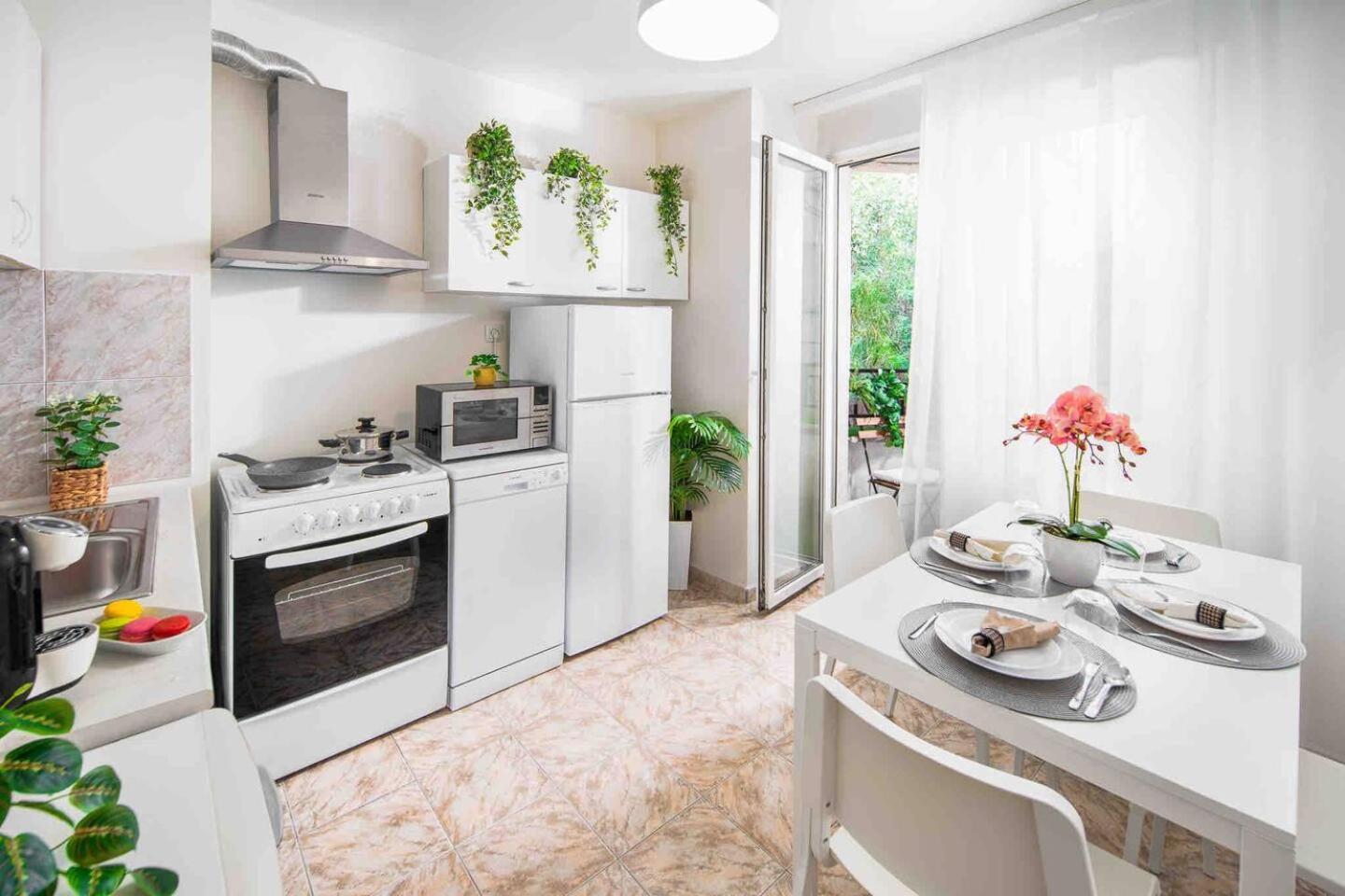 Free Parking, Spacious & Relaxing Apartemen Sofia